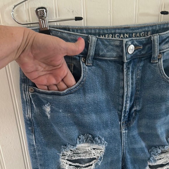 American Eagle Distressed Stretch Blue Mom Jeans sz 6 - Picture 7 of 14